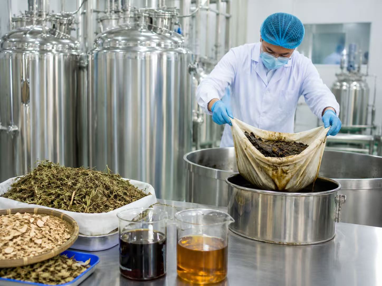 Traditional Chinese medicine extract and biological liquid