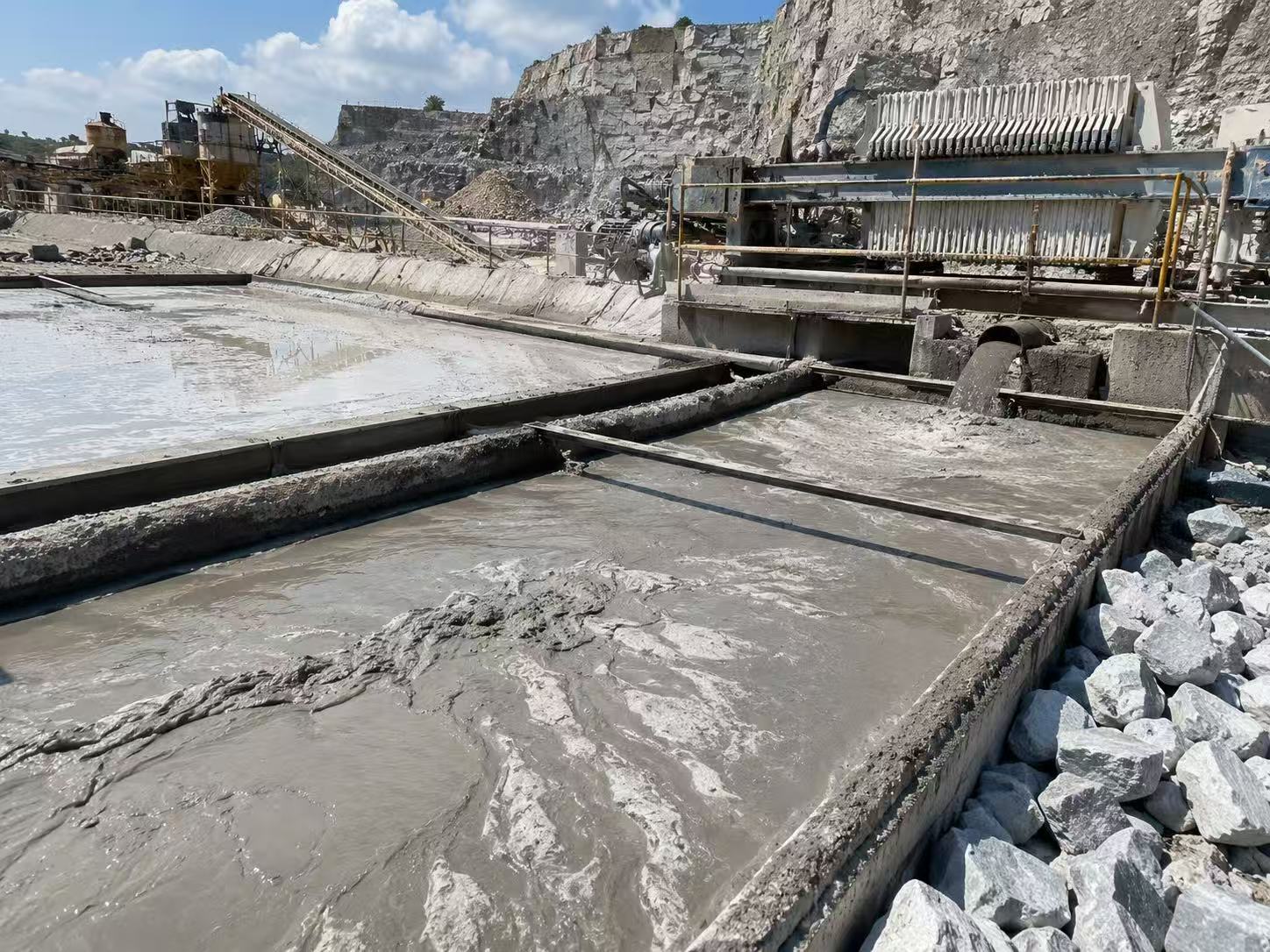Mine tailings and stone-cutting mud