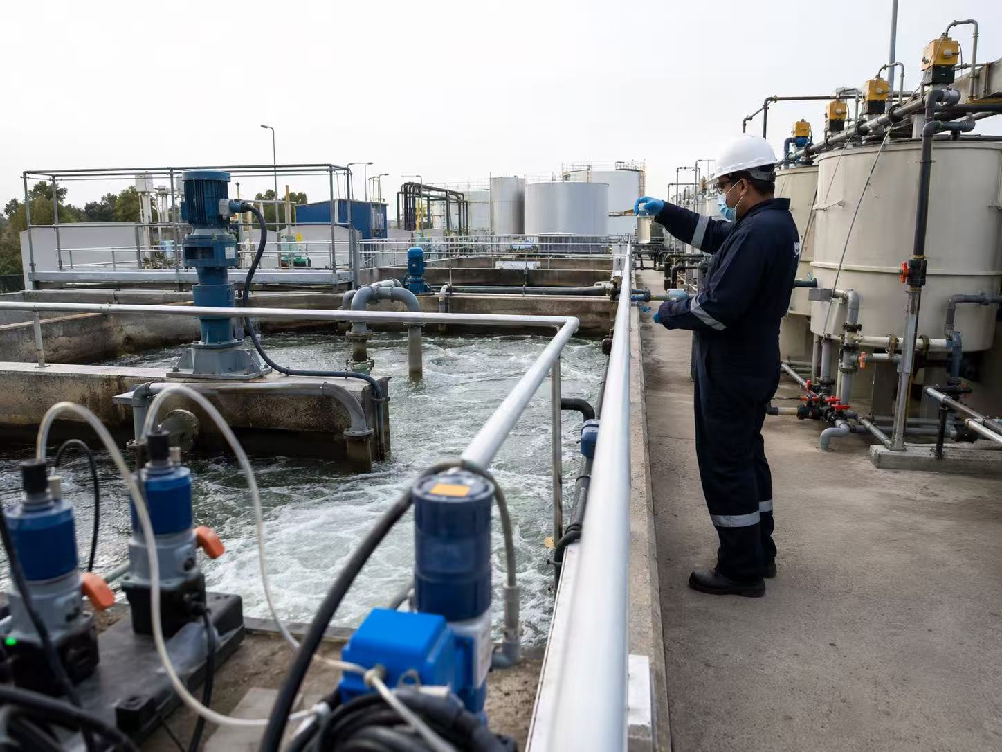 Acidic or alkaline wastewater treatment