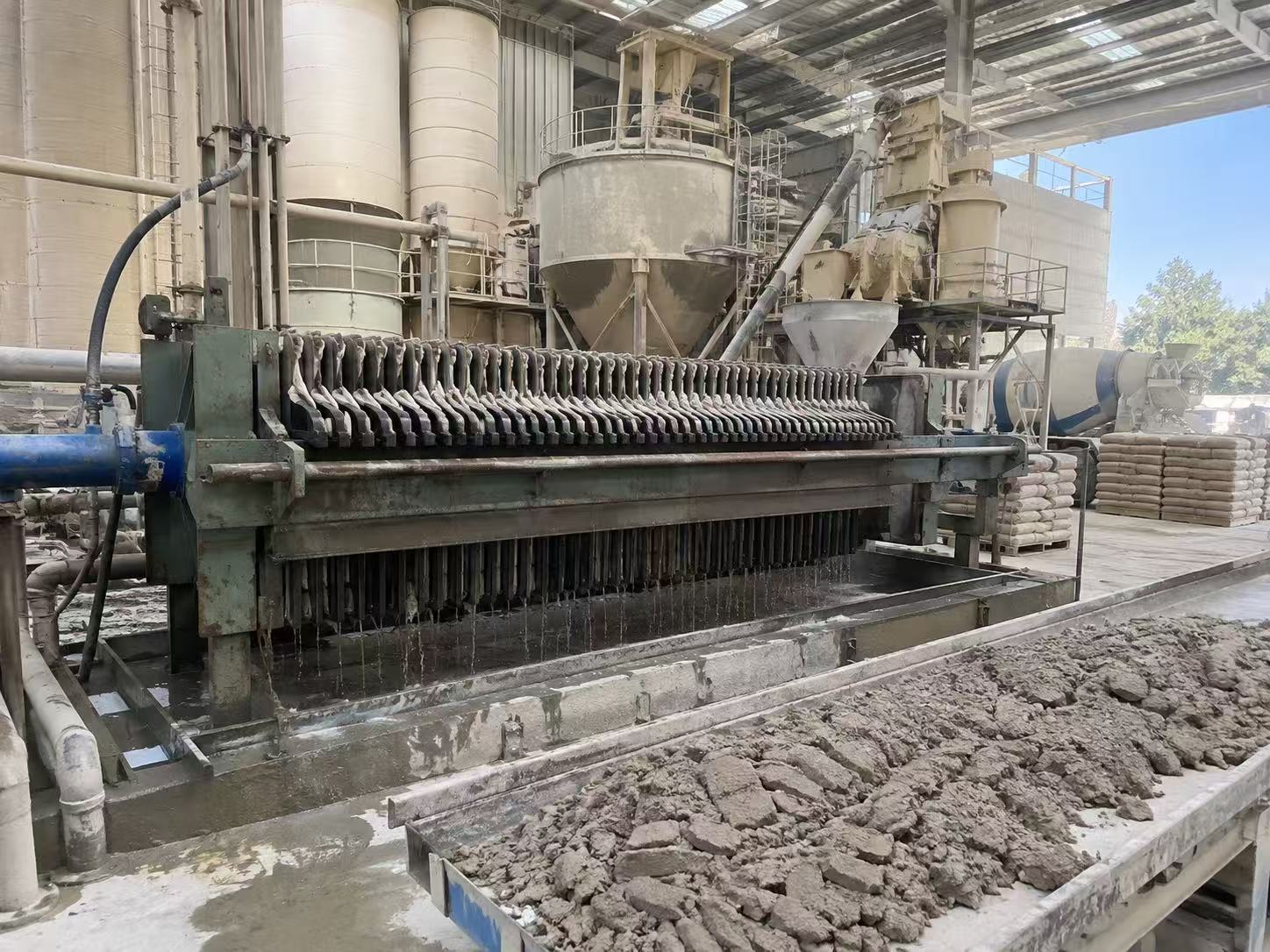 High-pressure mineral slurry dewatering