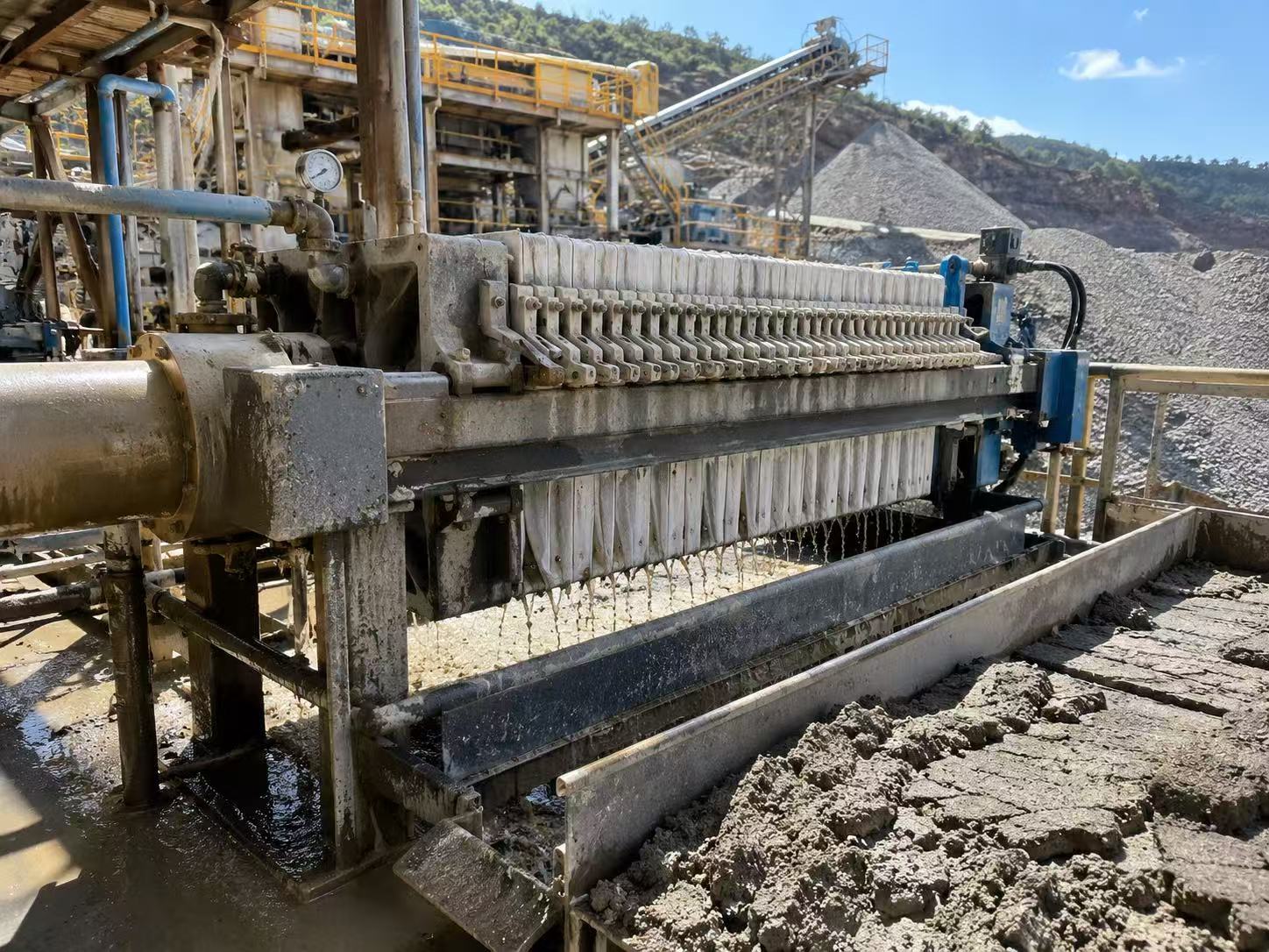 Heavy-duty continuous filter presses
